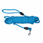 Blaue Hundeleine aus robustem Nylon, mit schwarzem Gummigriff und vernickeltem Karabinerhaken, ideal für Spaziergänge und Training.