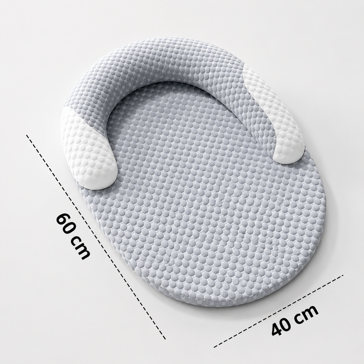 Das Kühl-Hundebett in Größe M mit den Maßen 60 × 40 cm. Kühlendes und atmungsaktives Hundebett mit ergonomischer Nackenstütze für kleine Hunde.