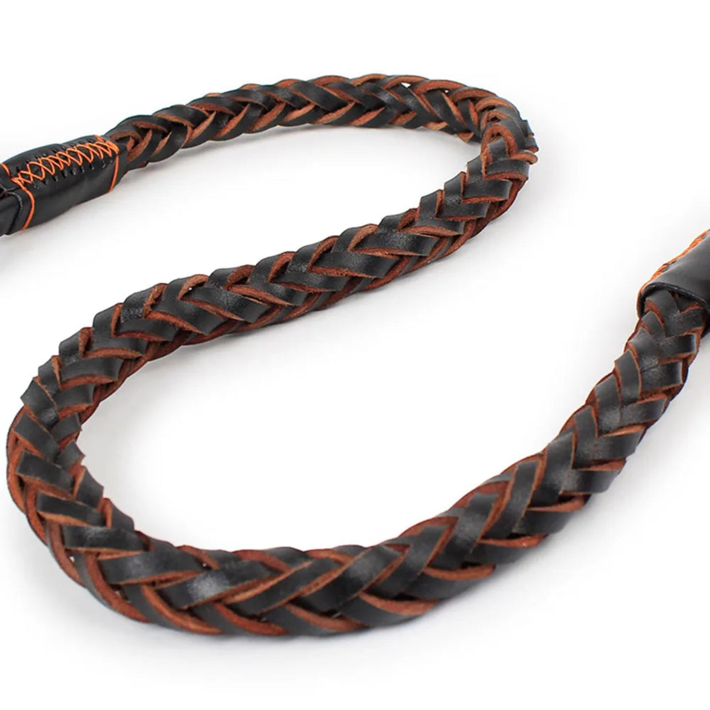 Nahaufnahme einer geflochtenen Hundeleine in Schwarz und Cognac, die hochwertige Verarbeitung, robuste Flechtung und das elegante Design der Lederleine zeigt.