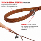 Detailansicht gepolsterter Lederhandgriff der Doppelleine in Cognac mit O-Ring zum Befestigen von Kotbeutelspender oder Schlüsseln – Hund & Heim