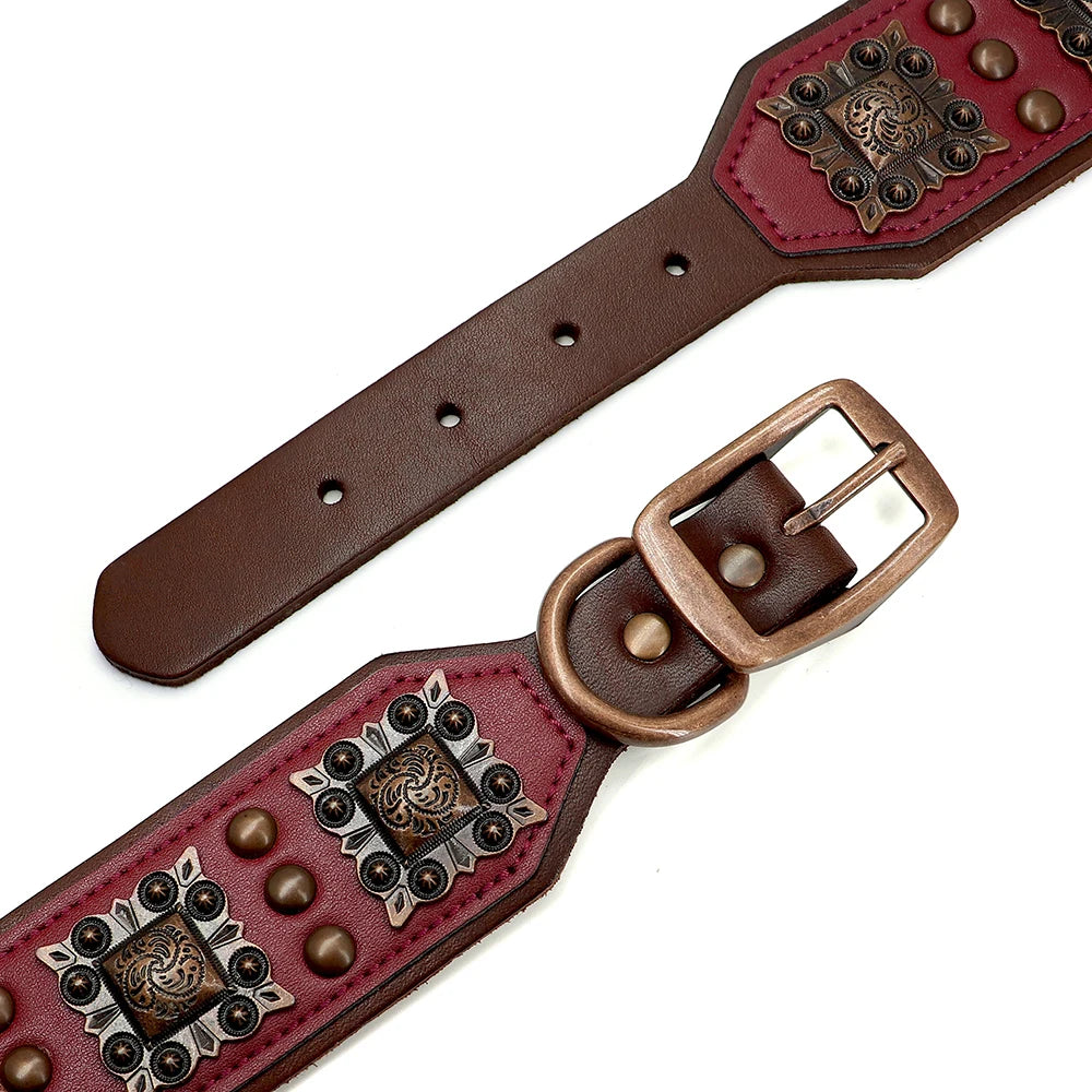Detailansicht Nieten-Lederhalsband Bordeaux – gravierte Metallbeschläge, Kupferschnalle und Lochriemen in Braun | Hund & Heim