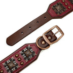 Detailansicht Nieten-Lederhalsband Bordeaux – gravierte Metallbeschläge, Kupferschnalle und Lochriemen in Braun | Hund & Heim
