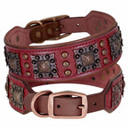 Nieten-Lederhalsband in Bordeaux – Größenvergleich L und XL, breites Leder mit gravierten Metallbeschlägen und Kupferschnalle | Hund & Heim