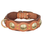 Nieten-Lederhalsband aus echtem Rindleder in Cognac – Detailansicht mit goldenen Medaillon-Nieten, D-Ring und Metallschnalle