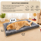 Größenansicht des Premium Plüsch-Hundebetts in Graphitgrau (120 × 60 cm) mit schlafendem Hund zur Veranschaulichung der Liegefläche.