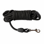 Schwarze Hundeleine aus strapazierfähigem Nylon, mit schwarzem Gummigriff und vernickeltem Karabinerhaken, perfekt für Spaziergänge und Training.