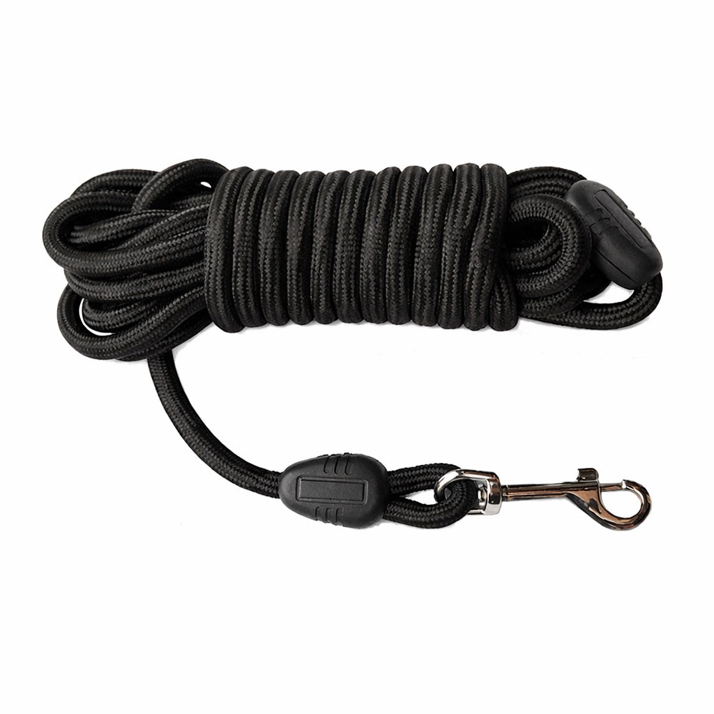 Schwarze Hundeleine aus strapazierfähigem Nylon, mit schwarzem Gummigriff und vernickeltem Karabinerhaken, perfekt für Spaziergänge und Training.