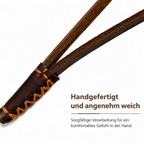 Detailansicht handgenähte Verbindung der braunen Leder Slip Lead Leine – orangefarbene Ziernaht, handgefertigt und angenehm weich – Hund & Heim