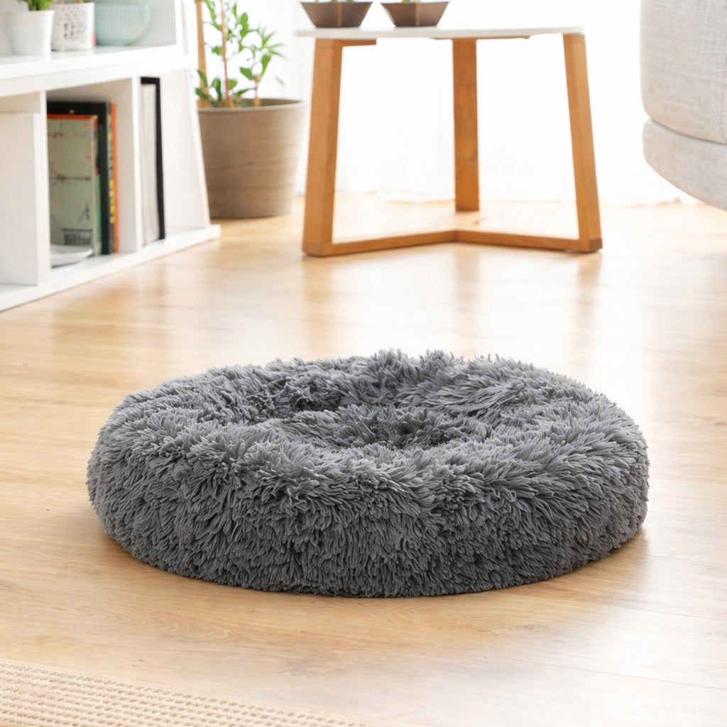 Anti-Stress Hundebett Grau Rund – Gesamtansicht flauschiges Kuschelbett Ø 60 cm im Wohnzimmer | Hund & Heim