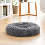 Anti-Stress Hundebett Grau Rund – Gesamtansicht flauschiges Kuschelbett Ø 60 cm im Wohnzimmer | Hund & Heim