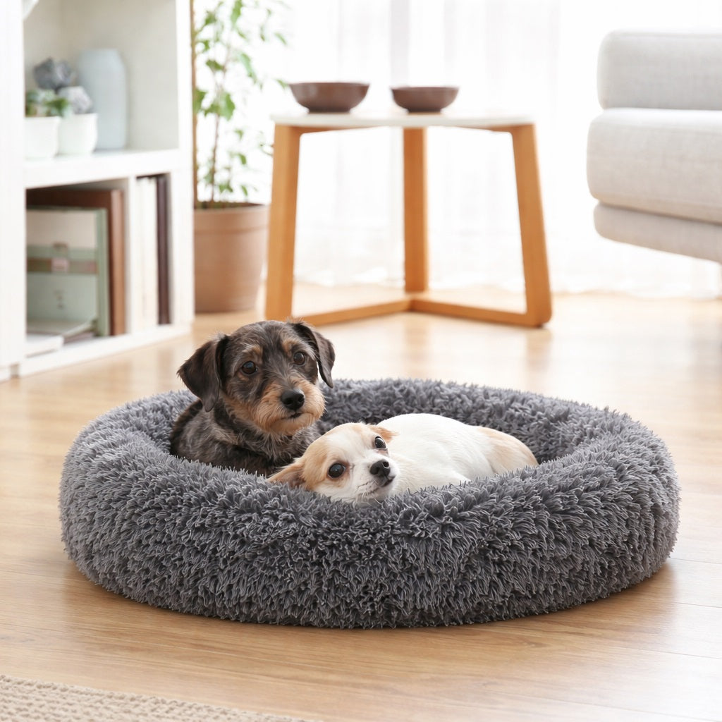 Zwei Hunde ruhen gemeinsam im Anti-Stress Hundebett Grau Rund – Geräumiges Kuschelbett Ø 60 cm | Hund & Heim