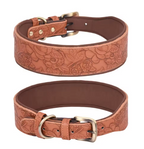 Geprägtes Kunstleder-Halsband in Cognac – Vorder- und Rückansicht, breites geprägtes Blumenmuster mit Bronzeschnalle | Hund & Heim