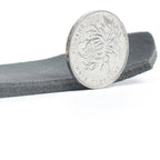Detailaufnahme der hochwertigen Metallverzierung und Lederverarbeitung eines Premium Leder Hundegeschirrs von Hund & Heim