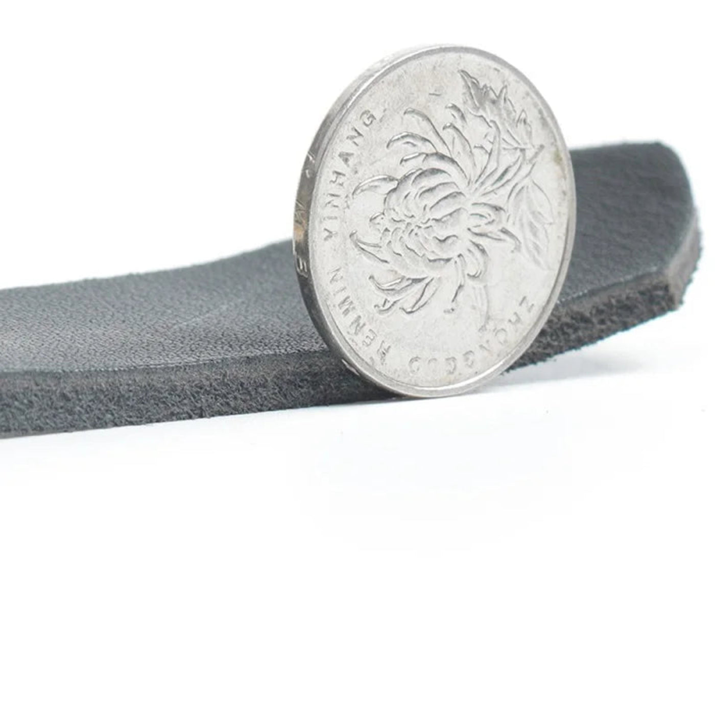Detailaufnahme der hochwertigen Metallverzierung und Lederverarbeitung eines Premium Leder Hundegeschirrs von Hund & Heim