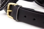 Detailaufnahme des verstellbaren Lederriemens eines schwarzen Premium Hundegeschirrs von Hund & Heim mit hochwertiger Schnalle und stabiler Verarbeitung