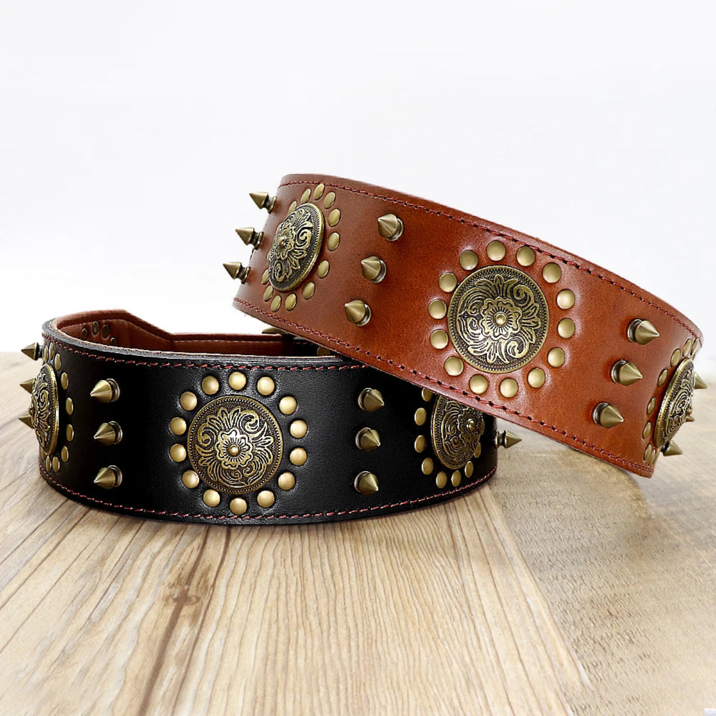 Hochwertiges Leder Hundehalsband in Schwarz und Cognac mit dekorativen Nieten und Verzierungen – Premium Hundezubehör von Hund & Heim