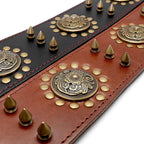Detailaufnahme eines hochwertigen Leder Hundehalsbands mit dekorativen Nieten, Metallornamenten und sorgfältiger Verarbeitung – edles Premium Hundezubehör von Hund & Heim