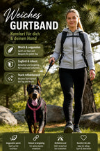 Hund trägt ein bordeauxrotes reflektierendes Hundegeschirr beim Spaziergang mit seinem Besitzer im Wald. Das weiche und robuste Outdoor Hundegeschirr bietet hohen Tragekomfort, Sicherheit und Bewegungsfreiheit im Alltag.